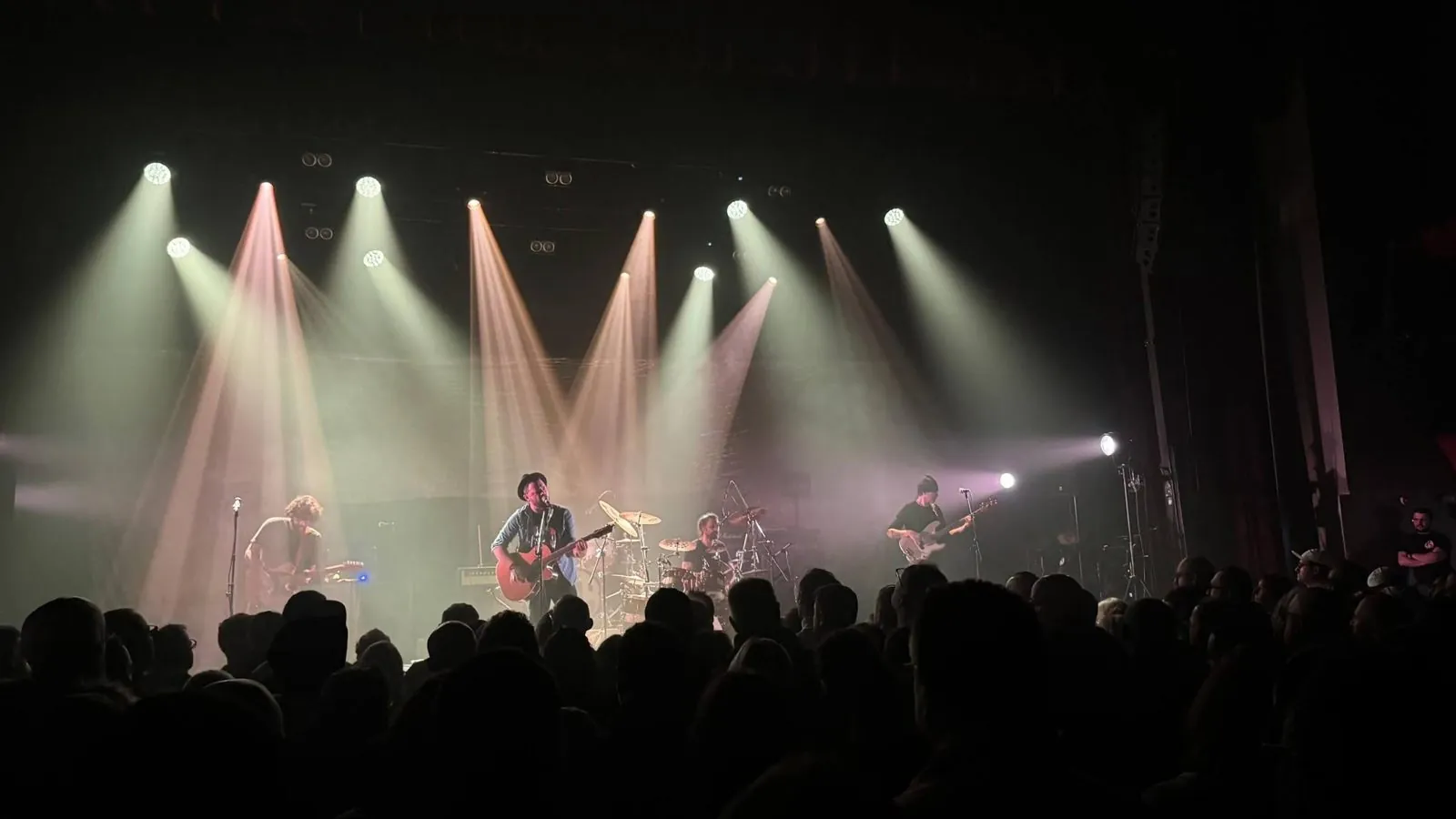 Aymar en concert à l'Arlequin devant le public
