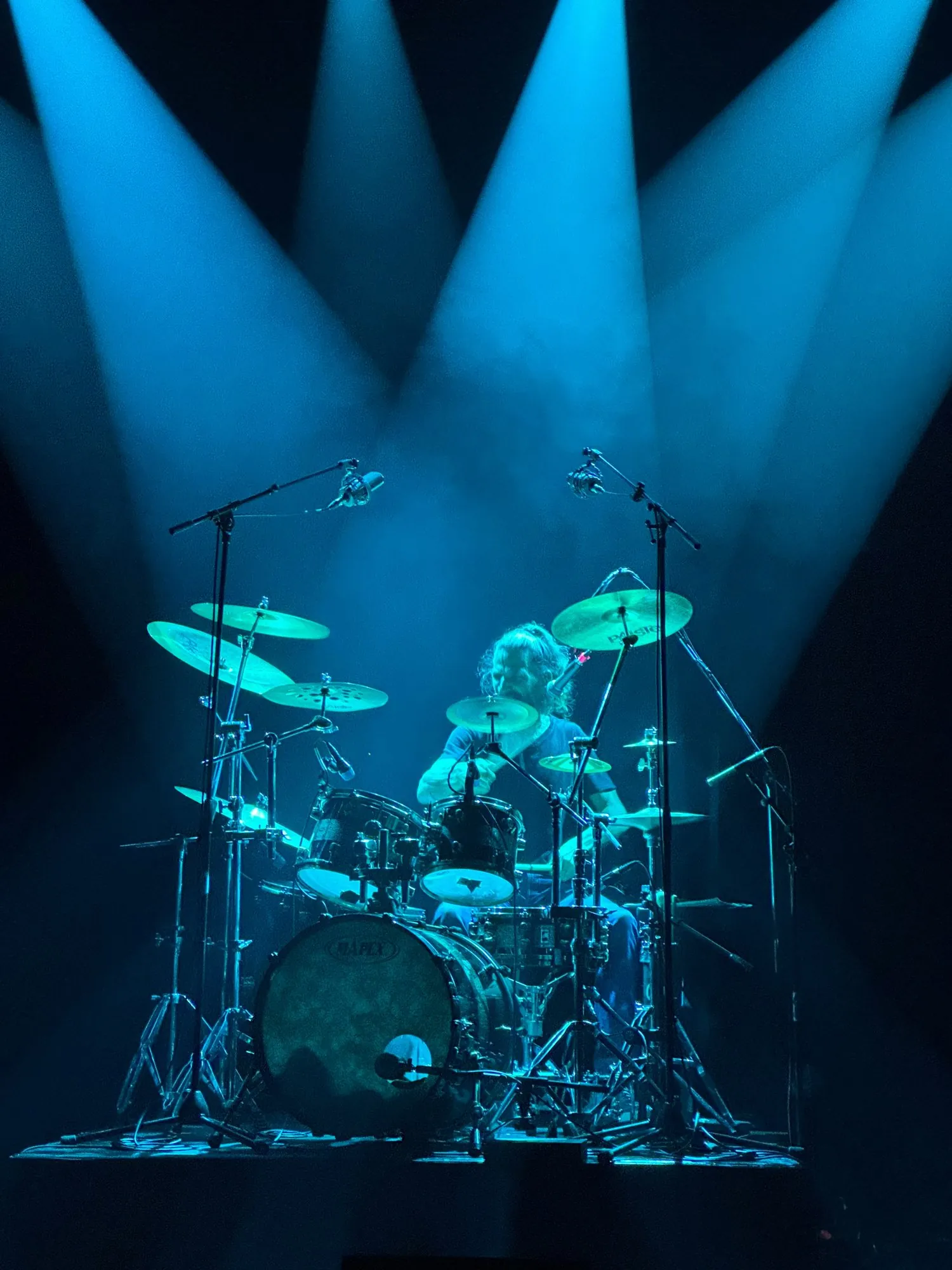 Le batteur d'Aymar sous les faisceaux bleus au Tremplin