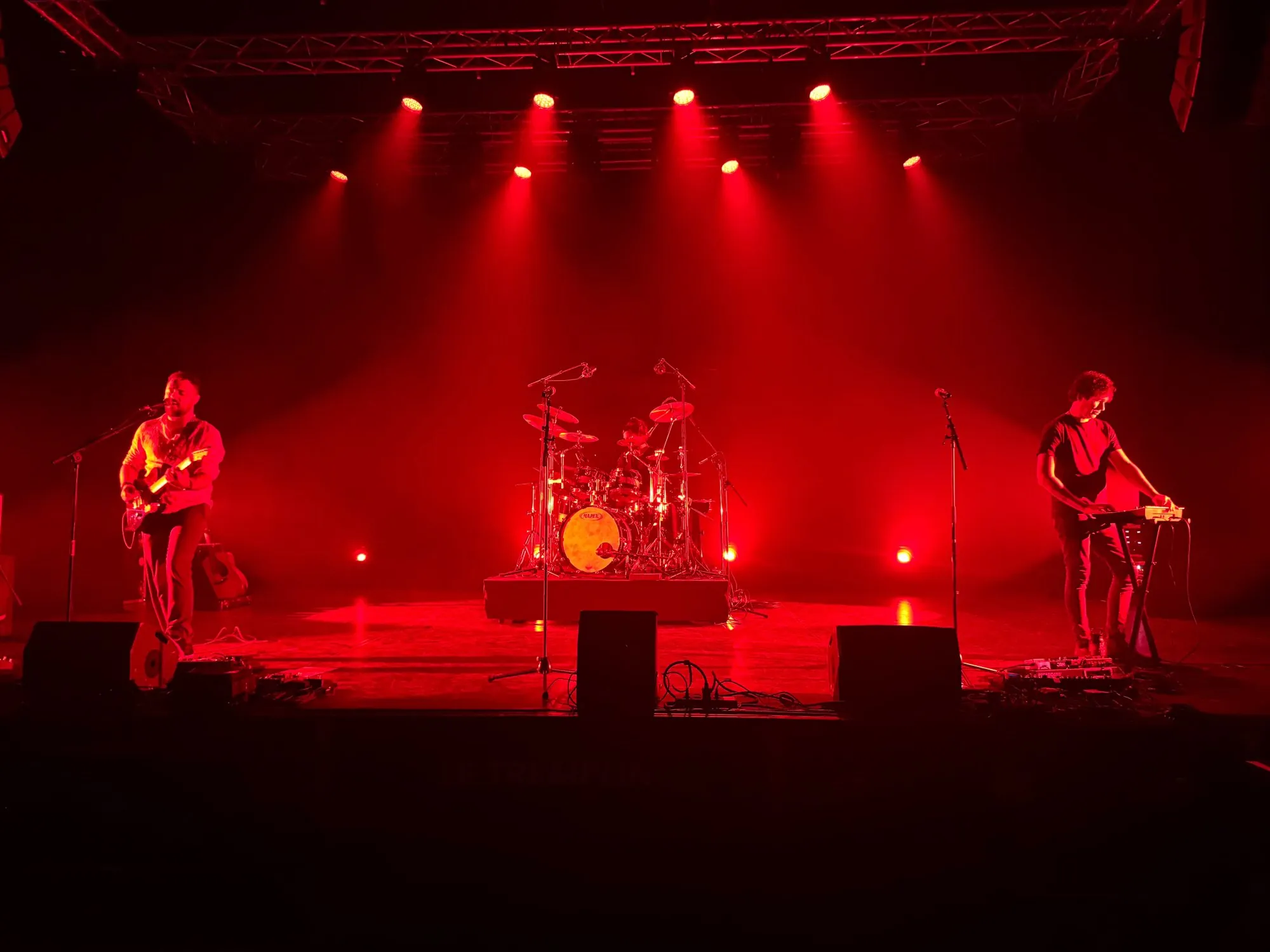 Aymar en trio sur la scène du Tremplin, lumières rouges