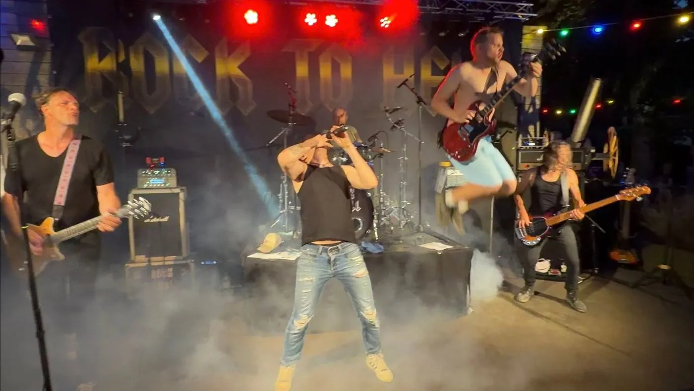 Rock To Hell au complet sur scène