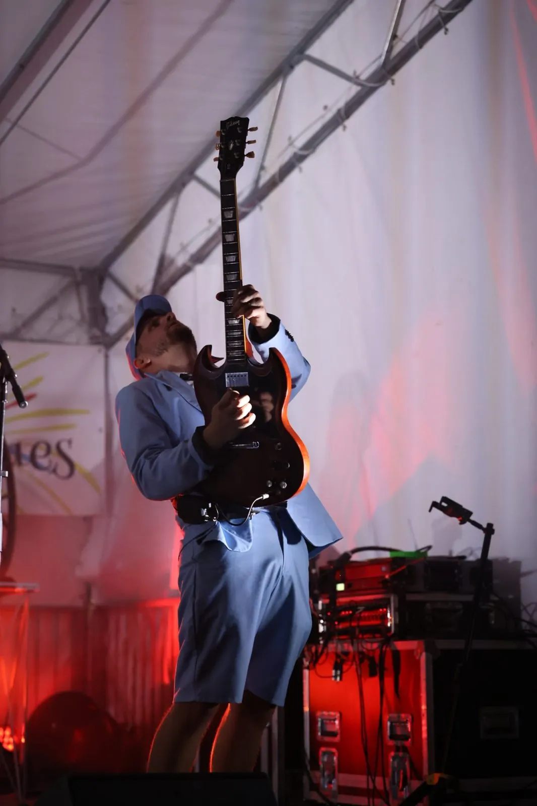 Le guitariste soliste, la SG dressée vers le ciel
