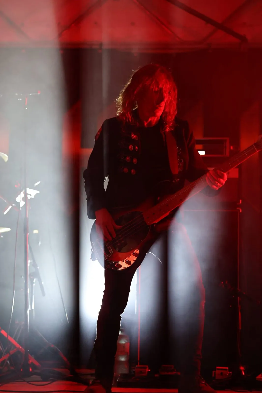 Le bassiste dans la lumière rouge