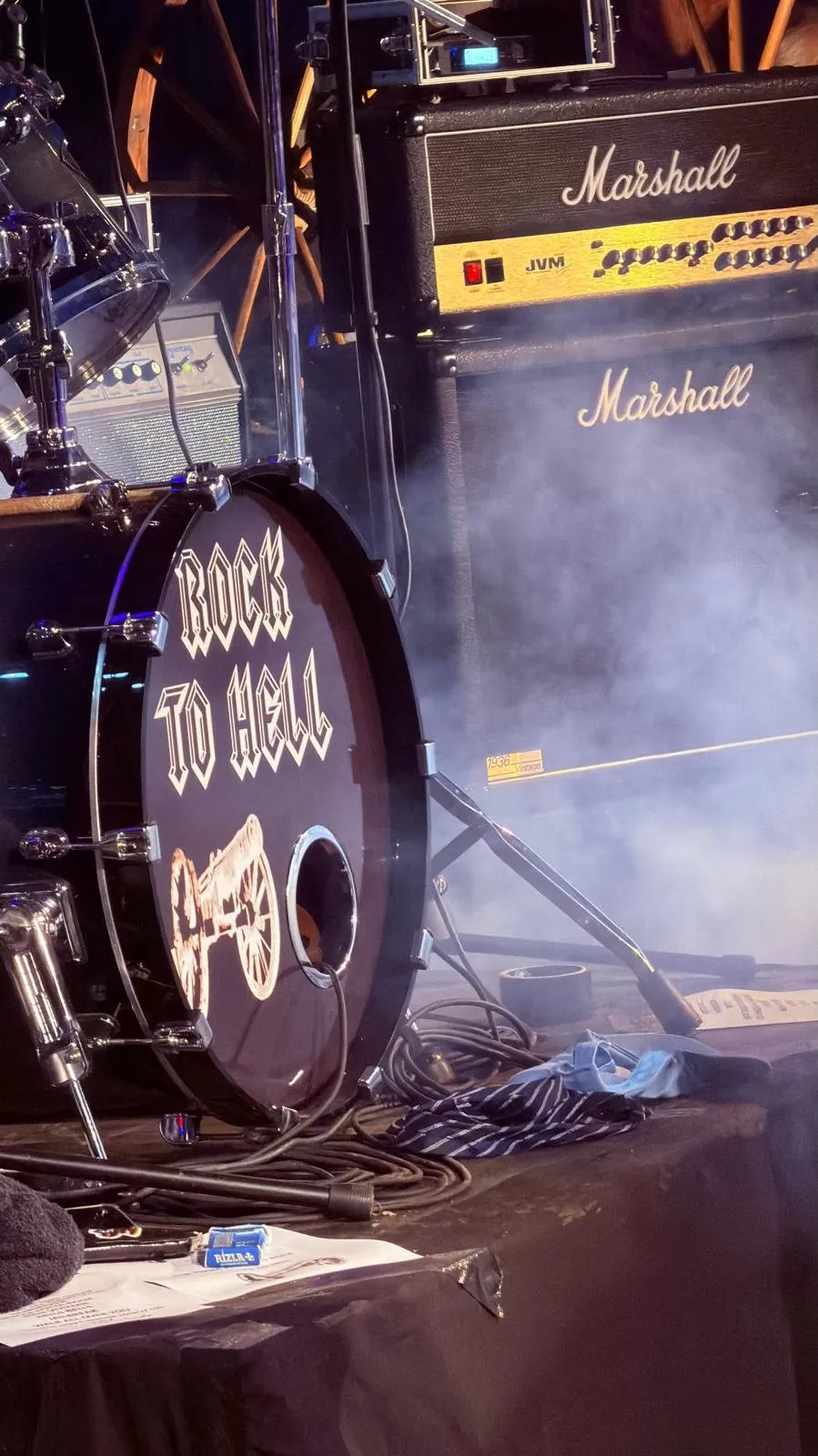 La grosse caisse Rock To Hell et le Marshall dans la fumée