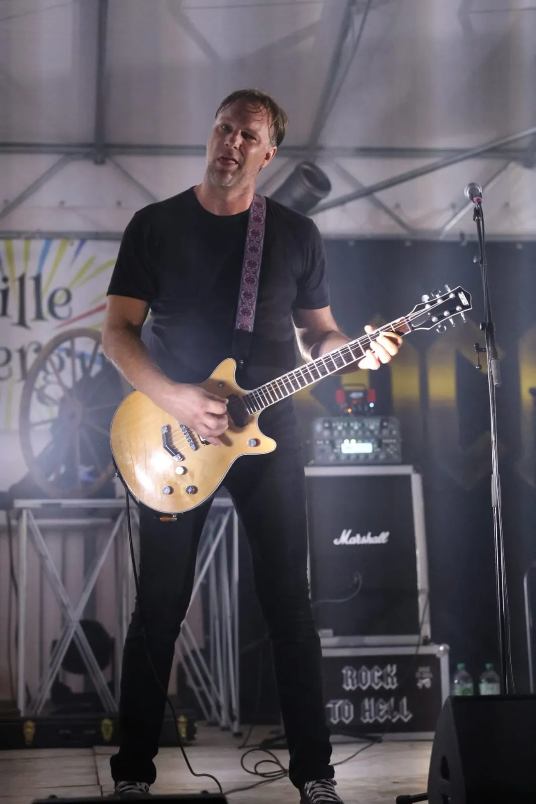 Le guitariste rythmique devant son Marshall