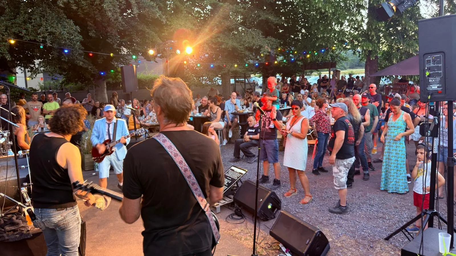 Rock To Hell en plein air, le public au pied de la scène
